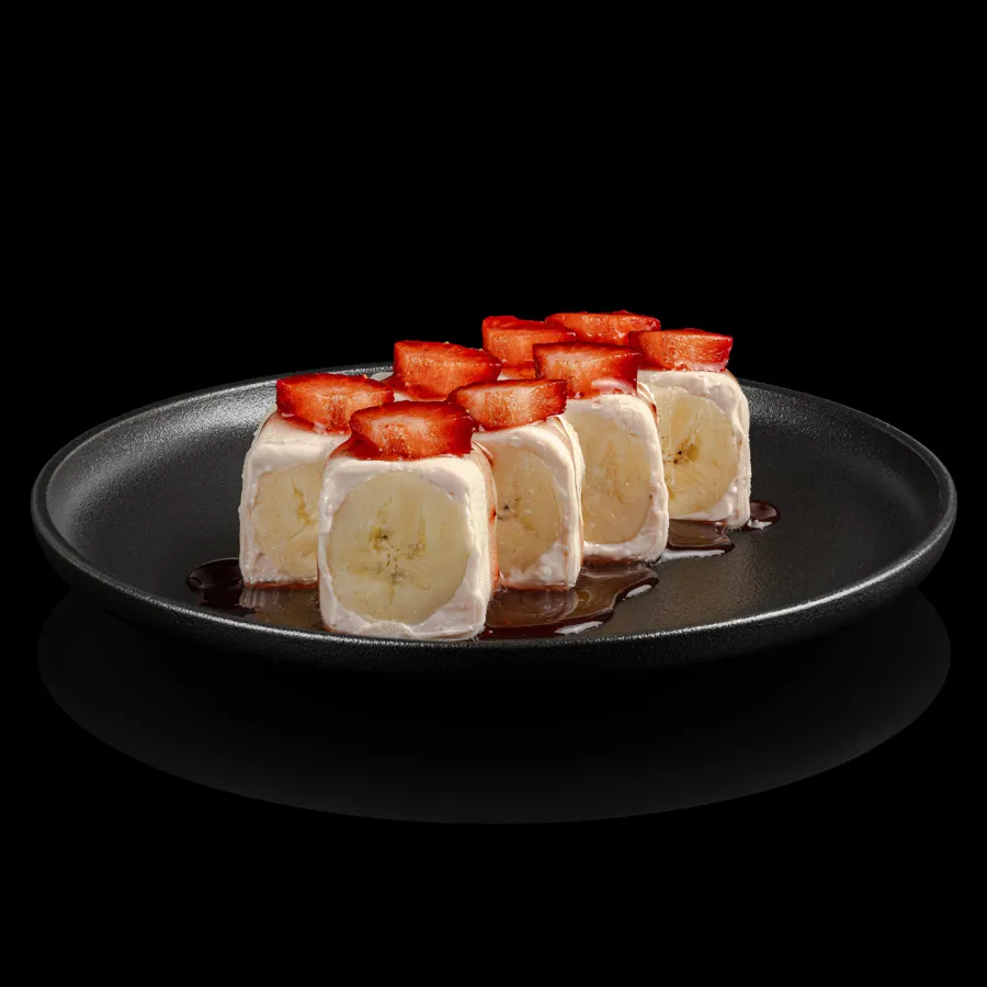 Сладкий ролл с клубникой