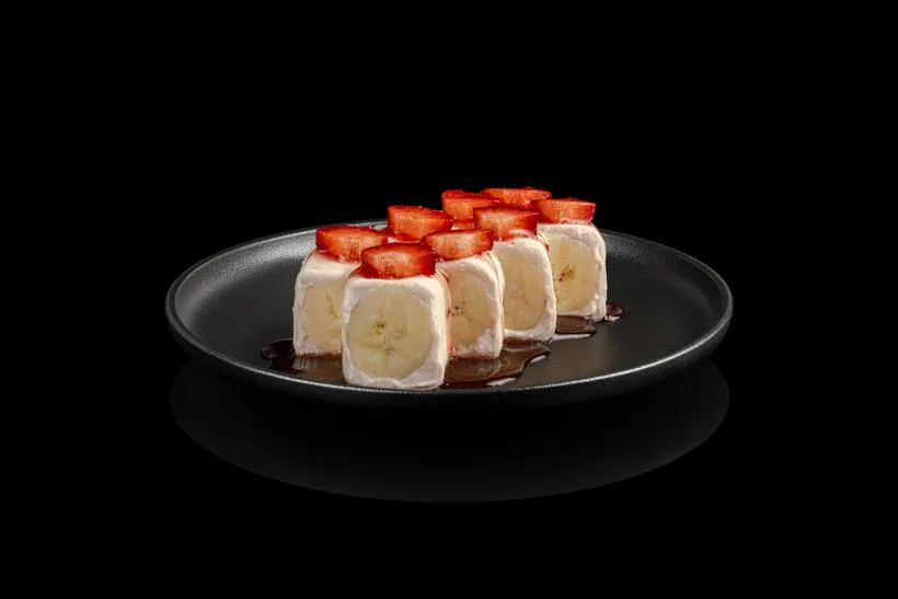 Сладкий ролл с клубникой