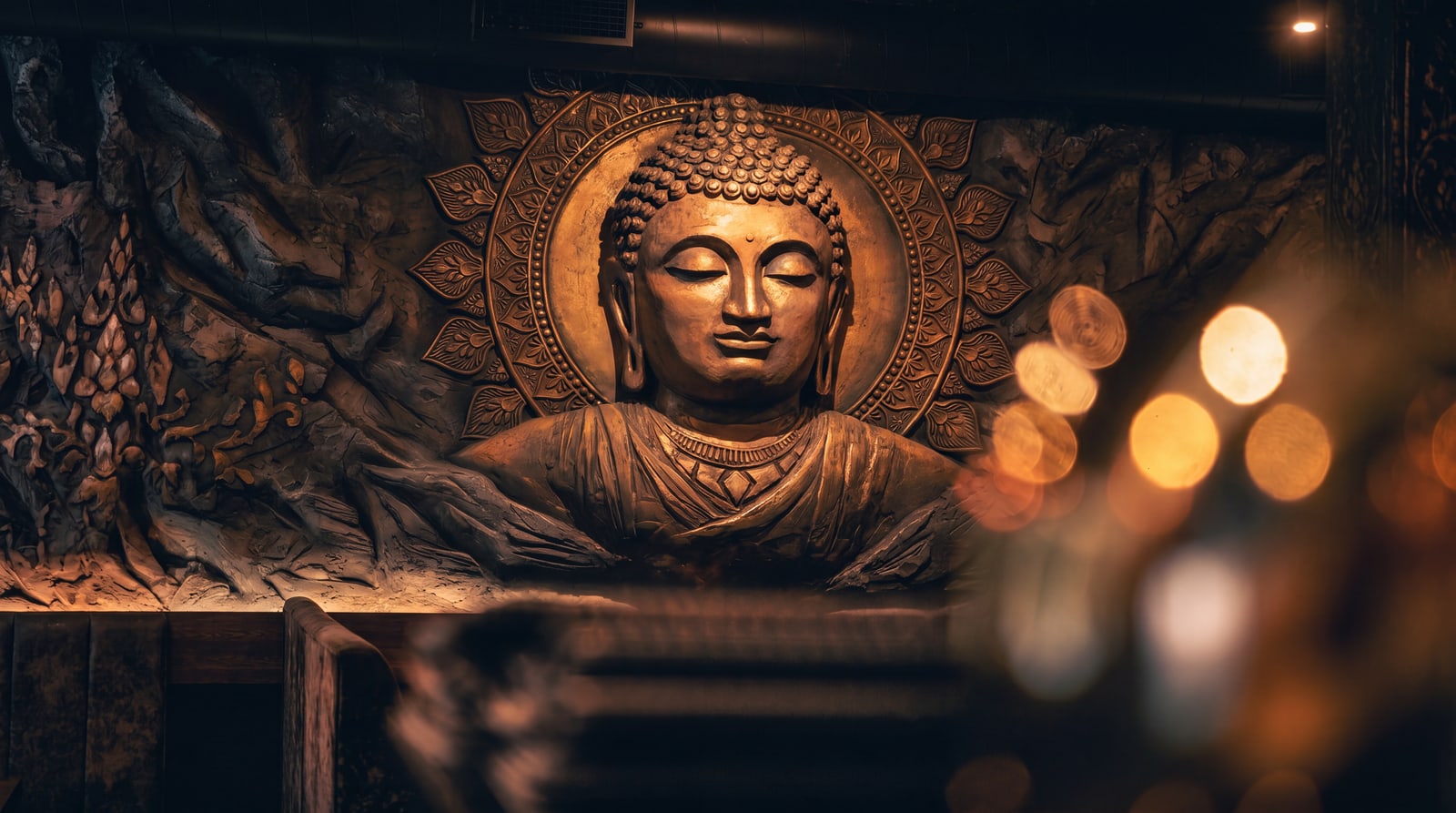 Золотой Будда и тёплый свет в интерьере THAI KEEN